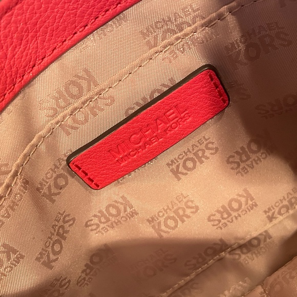 Michael Kors Coral Gold Chain Shoulder Bag - Picture 4 of 11